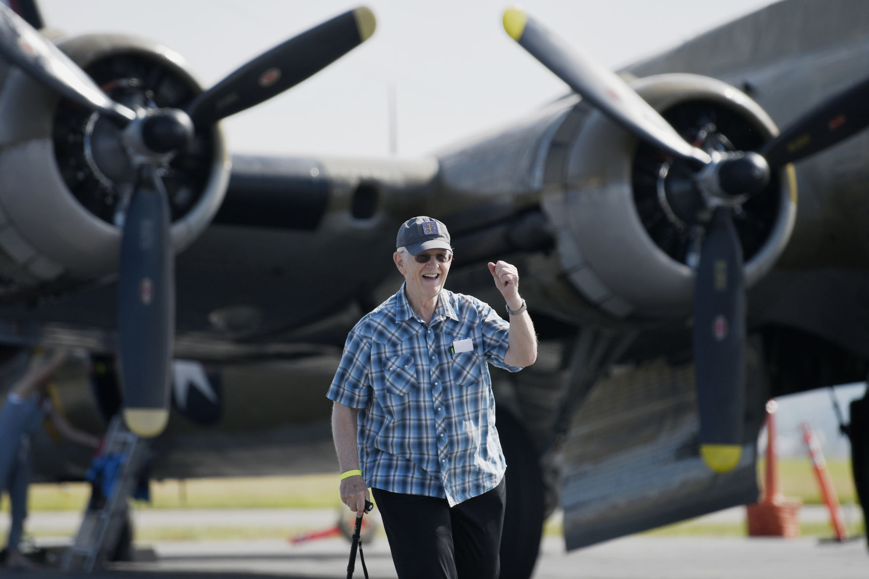 Boeing B-17 Flying Fortress "Nine O Nine" takes locals for a ride